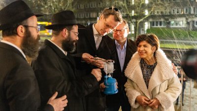 Ministerpräsident Hendrik Wüst nimmt am Festakt zum Entzünden der fünften Chanukka-Kerze in der Alten Synagoge Essen teil