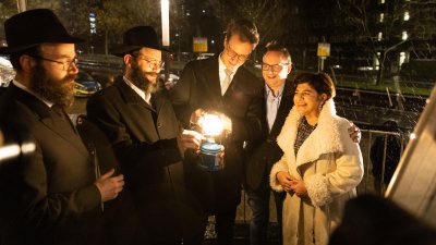 Ministerpräsident Hendrik Wüst nimmt am Festakt zum Entzünden der fünften Chanukka-Kerze in der Alten Synagoge Essen teil