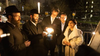 Ministerpräsident Hendrik Wüst nimmt am Festakt zum Entzünden der fünften Chanukka-Kerze in der Alten Synagoge Essen teil