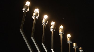 Ministerpräsident Hendrik Wüst nimmt am Festakt zum Entzünden der fünften Chanukka-Kerze in der Alten Synagoge Essen teil