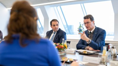 Ministerpräsident Hendrik Wüst tauscht sich mit internationalen Organisationen zur Situation im Iran aus