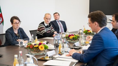 Ministerpräsident Hendrik Wüst tauscht sich mit internationalen Organisationen zur Situation im Iran aus