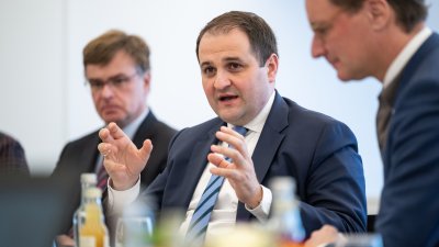 Ministerpräsident Hendrik Wüst tauscht sich mit internationalen Organisationen zur Situation im Iran aus