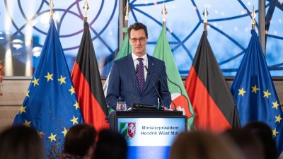 Ministerpräsident Hendrik Wüst verleiht die Rettungsmedaille des Landes Nordrhein-Westfalen an zehn Bürgerinnen und Bürger