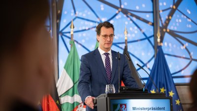 Ministerpräsident Hendrik Wüst verleiht die Rettungsmedaille des Landes Nordrhein-Westfalen an zehn Bürgerinnen und Bürger