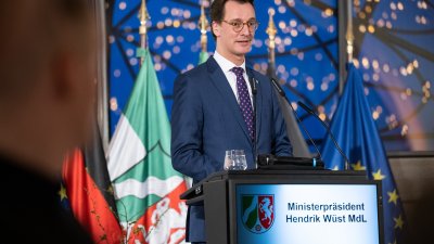 Ministerpräsident Hendrik Wüst verleiht die Rettungsmedaille des Landes Nordrhein-Westfalen an zehn Bürgerinnen und Bürger