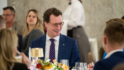 Ministerpräsident Hendrik Wüst verleiht die Rettungsmedaille des Landes Nordrhein-Westfalen an zehn Bürgerinnen und Bürger