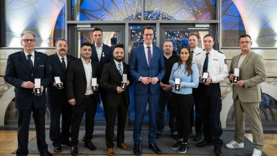 Ministerpräsident Hendrik Wüst verleiht die Rettungsmedaille des Landes Nordrhein-Westfalen an zehn Bürgerinnen und Bürger