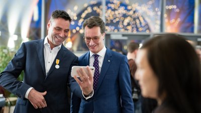 Ministerpräsident Hendrik Wüst verleiht die Rettungsmedaille des Landes Nordrhein-Westfalen an zehn Bürgerinnen und Bürger