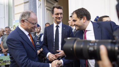 Die Ministerpräsidenten Wüst und Weil geben gemeinsam mit Kommissionspräsidentin Ursula von der Leyen ein Pressestatement ab