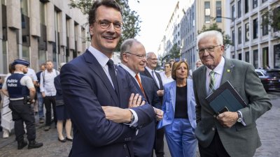 Die Ministerpräsidenten Wüst und Weil geben gemeinsam mit Kommissionspräsidentin Ursula von der Leyen ein Pressestatement ab