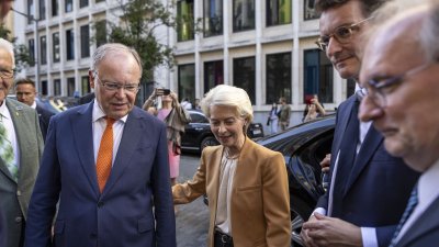 Die Ministerpräsidenten Wüst und Weil geben gemeinsam mit Kommissionspräsidentin Ursula von der Leyen ein Pressestatement ab