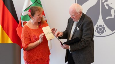 Staatssekretärin Andrea Milz überreicht Verdienstkreuz 1. Klasse