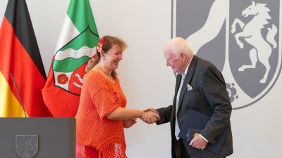 Staatssekretärin Andrea Milz überreicht Verdienstkreuz 1. Klasse