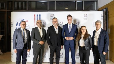 Ministerpräsident Hendrik Wüst entzündet in der Synagoge Düsseldorf die erste der acht Kerzen des Chanukkia