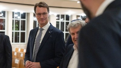 Ministerpräsident Hendrik Wüst entzündet in der Synagoge Düsseldorf die erste der acht Kerzen des Chanukkia