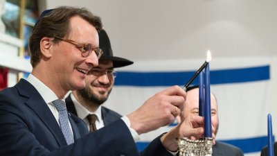 Ministerpräsident Hendrik Wüst entzündet in der Synagoge Düsseldorf die erste der acht Kerzen des Chanukkia