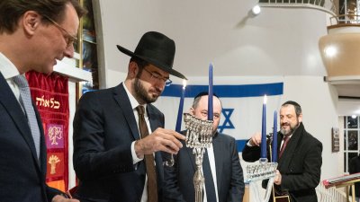 Ministerpräsident Hendrik Wüst entzündet in der Synagoge Düsseldorf die erste der acht Kerzen des Chanukkia