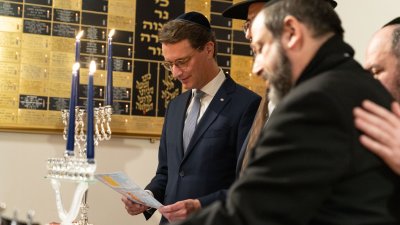 Ministerpräsident Hendrik Wüst entzündet in der Synagoge Düsseldorf die erste der acht Kerzen des Chanukkia