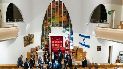 Ministerpräsident Hendrik Wüst entzündet in der Synagoge Düsseldorf die erste der acht Kerzen des Chanukkia