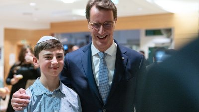 Ministerpräsident Hendrik Wüst entzündet in der Synagoge Düsseldorf die erste der acht Kerzen des Chanukkia