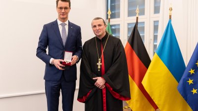 Ministerpräsident Hendrik Wüst und Kölns Oberbürgermeisterin Henriette Reker werden mit Orden der Ukrainisch-Orthodoxen Kirche ausgezeichnet
