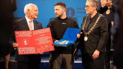 Präsident Wolodymyr Selenskyj und das ukrainische Volk erhalten den Karlspreis 2023