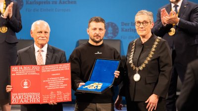 Präsident Wolodymyr Selenskyj und das ukrainische Volk erhalten den Karlspreis 2023