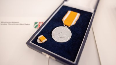 Ministerpräsident Hendrik Wüst verleiht 18 Personen für ihren herausragenden Einsatz während der Hochwasserkatastrophe 2021 die Rettungsmedaille des Landes