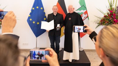 Ministerpräsident Hendrik Wüst verleiht 18 Personen für ihren herausragenden Einsatz während der Hochwasserkatastrophe 2021 die Rettungsmedaille des Landes