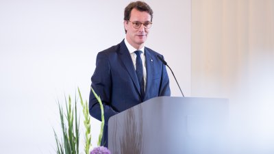 Ministerpräsident Hendrik Wüst verleiht 18 Personen für ihren herausragenden Einsatz während der Hochwasserkatastrophe 2021 die Rettungsmedaille des Landes