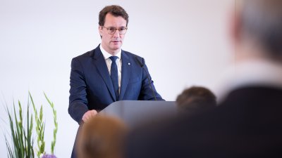 Ministerpräsident Hendrik Wüst verleiht 18 Personen für ihren herausragenden Einsatz während der Hochwasserkatastrophe 2021 die Rettungsmedaille des Landes