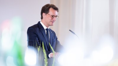 Ministerpräsident Hendrik Wüst verleiht 18 Personen für ihren herausragenden Einsatz während der Hochwasserkatastrophe 2021 die Rettungsmedaille des Landes