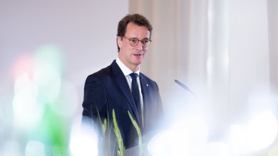 Ministerpräsident Hendrik Wüst verleiht 18 Personen für ihren herausragenden Einsatz während der Hochwasserkatastrophe 2021 die Rettungsmedaille des Landes