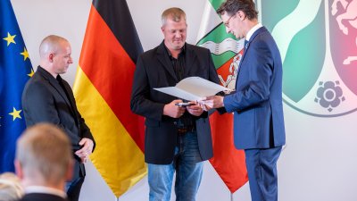 Ministerpräsident Hendrik Wüst verleiht 18 Personen für ihren herausragenden Einsatz während der Hochwasserkatastrophe 2021 die Rettungsmedaille des Landes