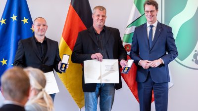 Ministerpräsident Hendrik Wüst verleiht 18 Personen für ihren herausragenden Einsatz während der Hochwasserkatastrophe 2021 die Rettungsmedaille des Landes