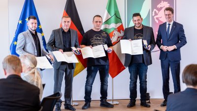 Ministerpräsident Hendrik Wüst verleiht 18 Personen für ihren herausragenden Einsatz während der Hochwasserkatastrophe 2021 die Rettungsmedaille des Landes