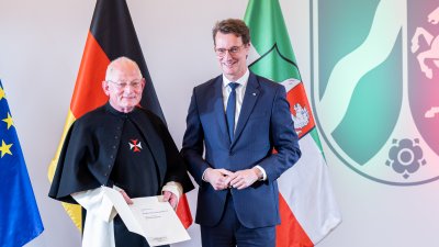 Ministerpräsident Hendrik Wüst verleiht 18 Personen für ihren herausragenden Einsatz während der Hochwasserkatastrophe 2021 die Rettungsmedaille des Landes