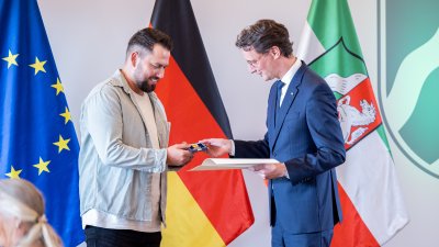 Ministerpräsident Hendrik Wüst verleiht 18 Personen für ihren herausragenden Einsatz während der Hochwasserkatastrophe 2021 die Rettungsmedaille des Landes