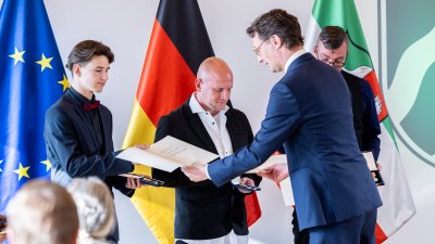 Ministerpräsident Hendrik Wüst verleiht 18 Personen für ihren herausragenden Einsatz während der Hochwasserkatastrophe 2021 die Rettungsmedaille des Landes