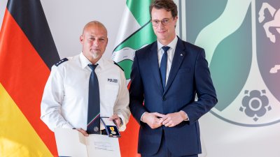 Ministerpräsident Hendrik Wüst verleiht 18 Personen für ihren herausragenden Einsatz während der Hochwasserkatastrophe 2021 die Rettungsmedaille des Landes