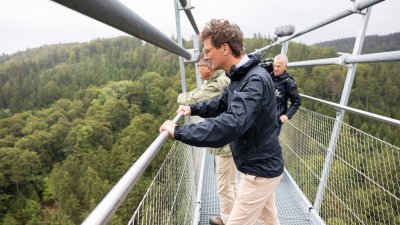 Die Ministerpräsidenten Wüst und Rhein wandern von Willingen nach Winterberg