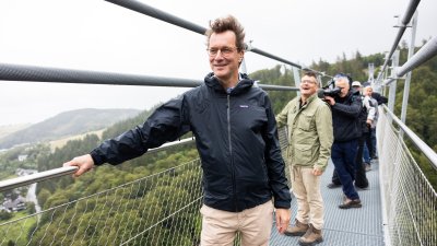 Die Ministerpräsidenten Wüst und Rhein wandern von Willingen nach Winterberg