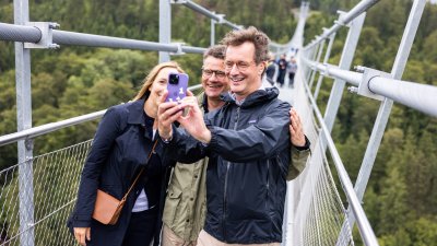 Die Ministerpräsidenten Wüst und Rhein wandern von Willingen nach Winterberg