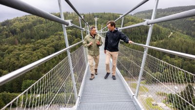 Die Ministerpräsidenten Wüst und Rhein wandern von Willingen nach Winterberg