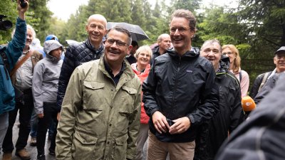 Die Ministerpräsidenten Wüst und Rhein wandern von Willingen nach Winterberg
