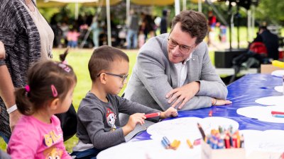 Ministerpräsident Wüst trifft Ehrenpatenkinder und ihre Familien