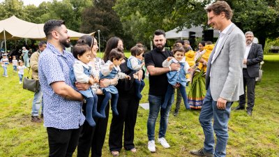Ministerpräsident Wüst trifft Ehrenpatenkinder und ihre Familien