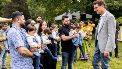 Ministerpräsident Wüst trifft Ehrenpatenkinder und ihre Familien
