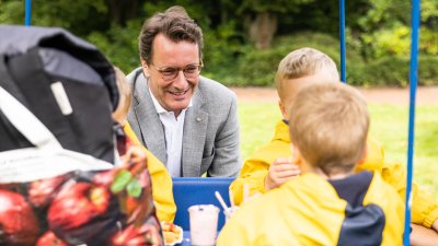 Ministerpräsident Wüst trifft Ehrenpatenkinder und ihre Familien